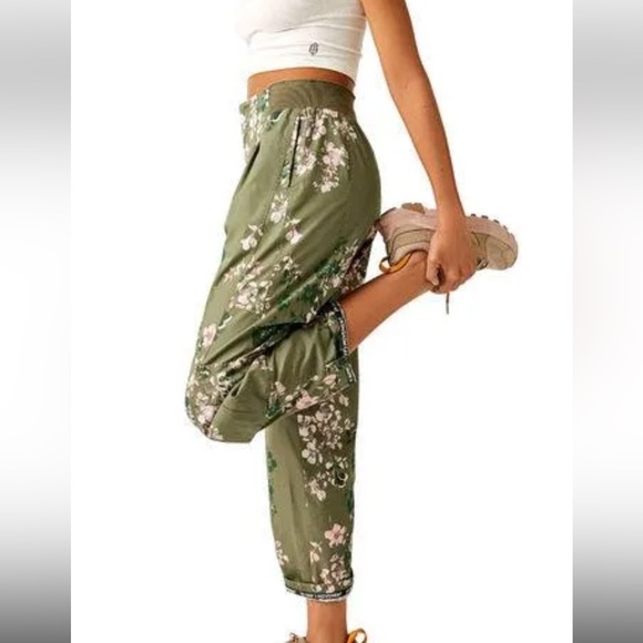 Free People Movement Mesmerize Me Cargo pants Olive Floral - Picture 4 of 12